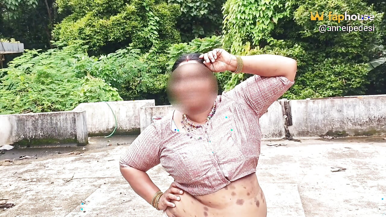 Gordinha de Saia Branca e Rosa Ficando Totalmente Nua e Andando Pelada ao Ar Livre