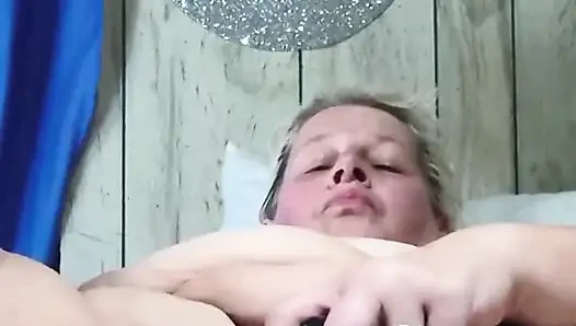 Kamu pengen banget muasin memek longgar ini kah?
