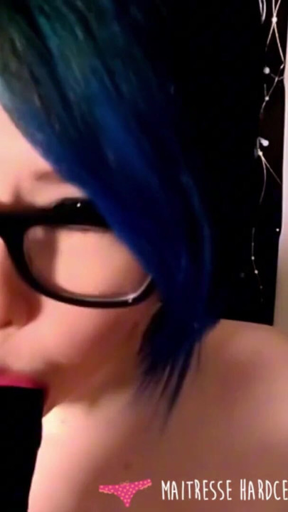 Vends-ta-culotte - A beautiful and very horny French woman really wants to give you a slobbery blowjob | Clip 1