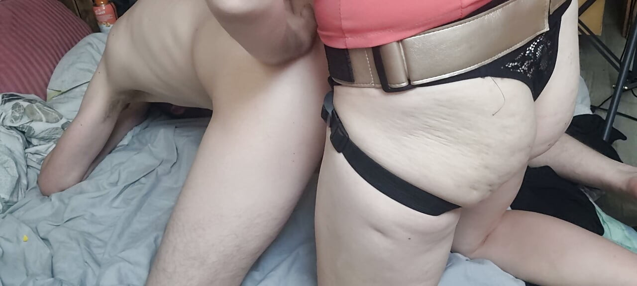 Ela me fode com um dildo de cinta e depois eu penetro ela para fazer