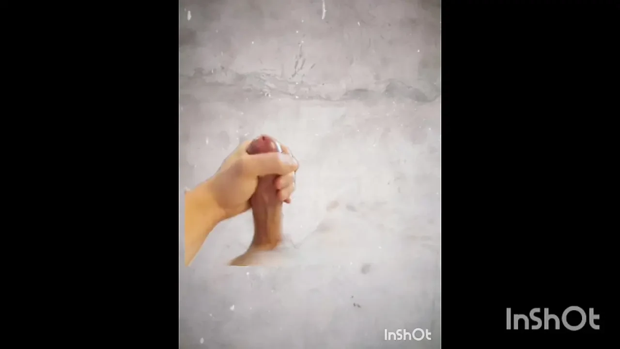 Velký chlapec si honí pro Katrinu Kaif rember její zadek