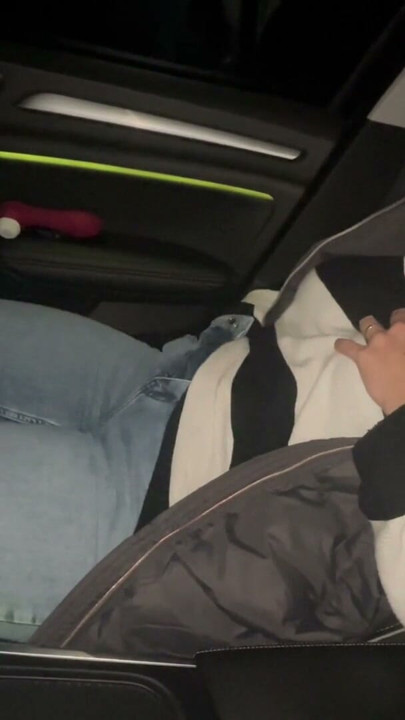 차에서 자위하는 클리토리스 회전하는 손가락으로 여러 오르가즘을 떨며 신음 | 클립 1