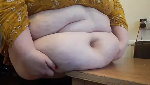 Bauchlifte und tisch fällt mit ohrfeigen