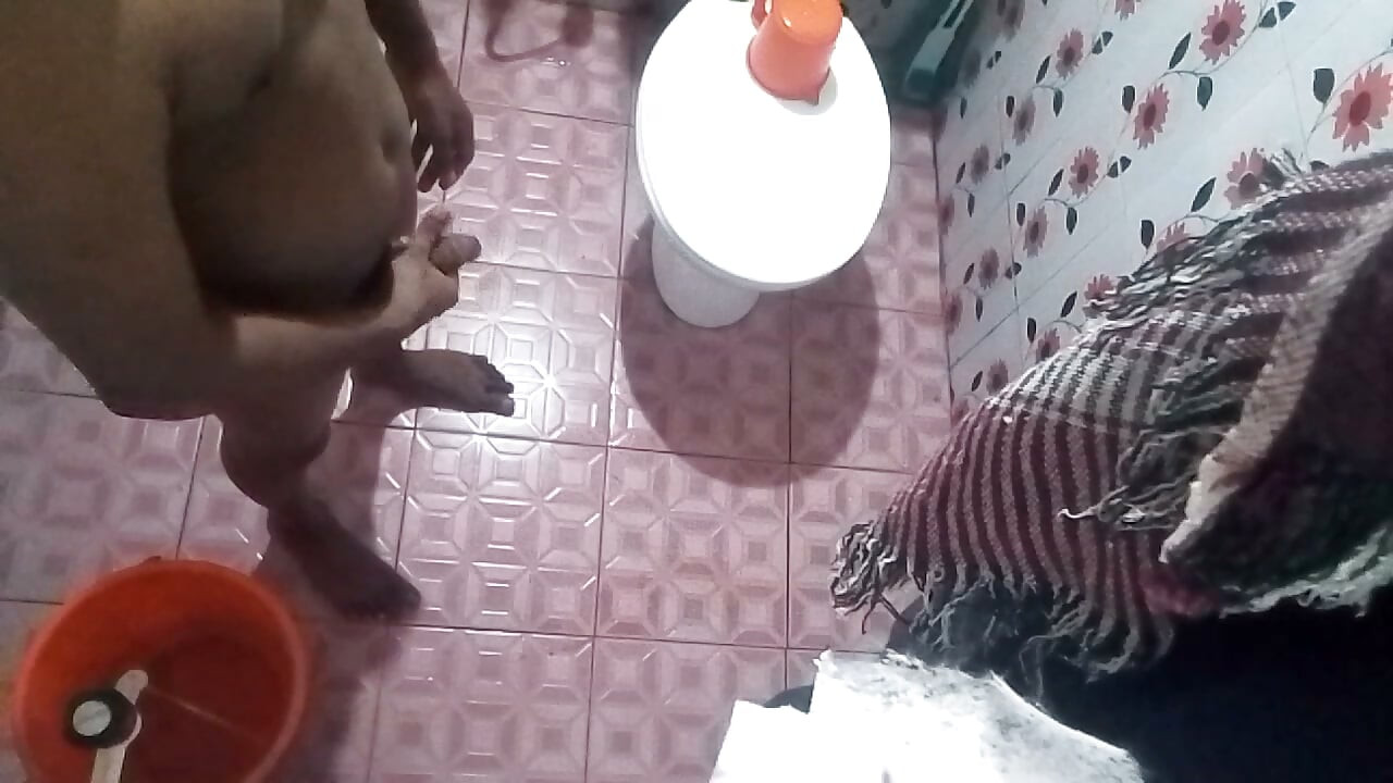 Lelaki kolej Onani dalam tandas asrama