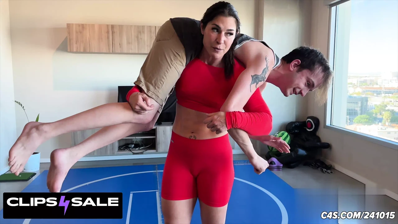 强烈的女性支配颜面骑乘和提升