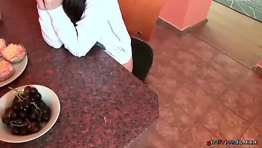 Kız arkadaşlar xxx - İngiliz arkadaşına c'zech amcığını gezdiriyor