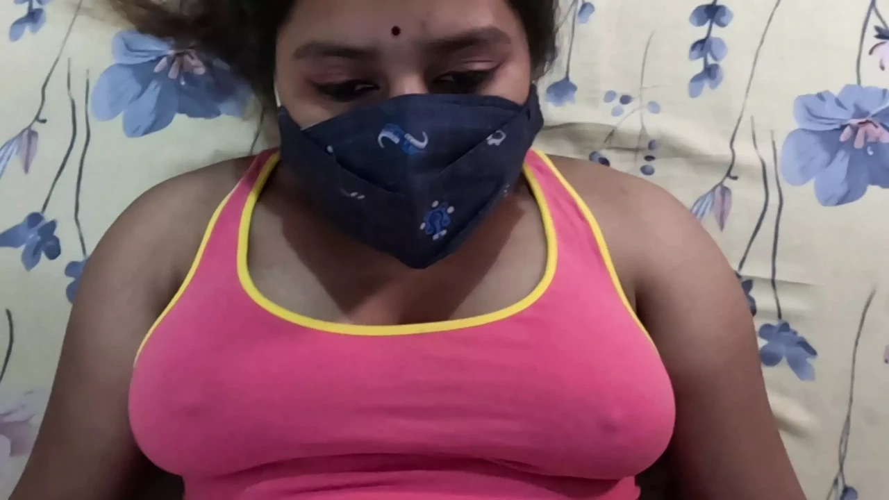 在拜访我朋友的地方时，我看到我朋友的妈妈独自在房子里，在她的房间里做爱