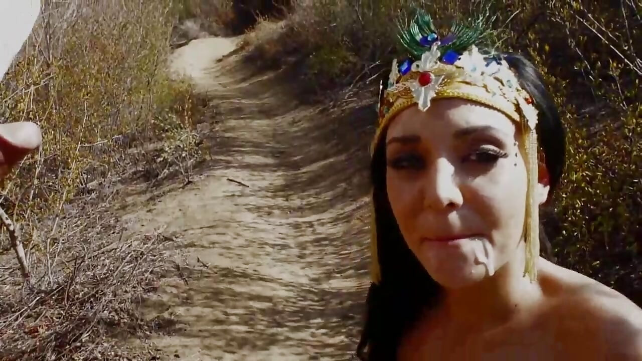 Heiße brünette liebt es, schwänze im freien zu lutschen