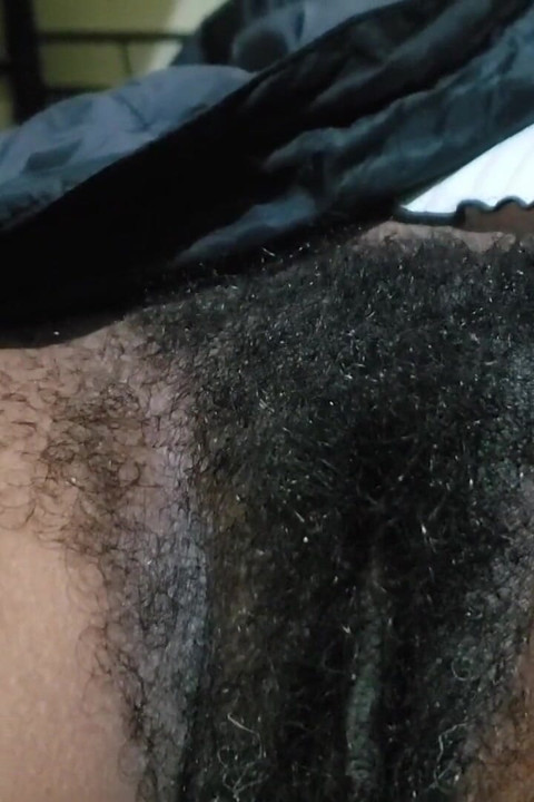 Dlakava pička uživa u hrabrom i senzualnom iskustvu sa samouvjerenom energijom, sirovom kemijom i intimnom povezanošću