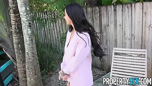 Evelin stone will das zuckerschätzchen sein - brünette maklerin zeigt freche titten, lutscht schwanz und nimmt gesichtsbesamung