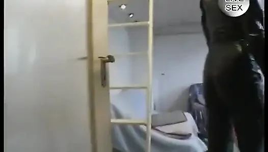 Yüksek topuklu çoraplı sarışın fahişe sikiliyor ve göğüslerine boşalıyor