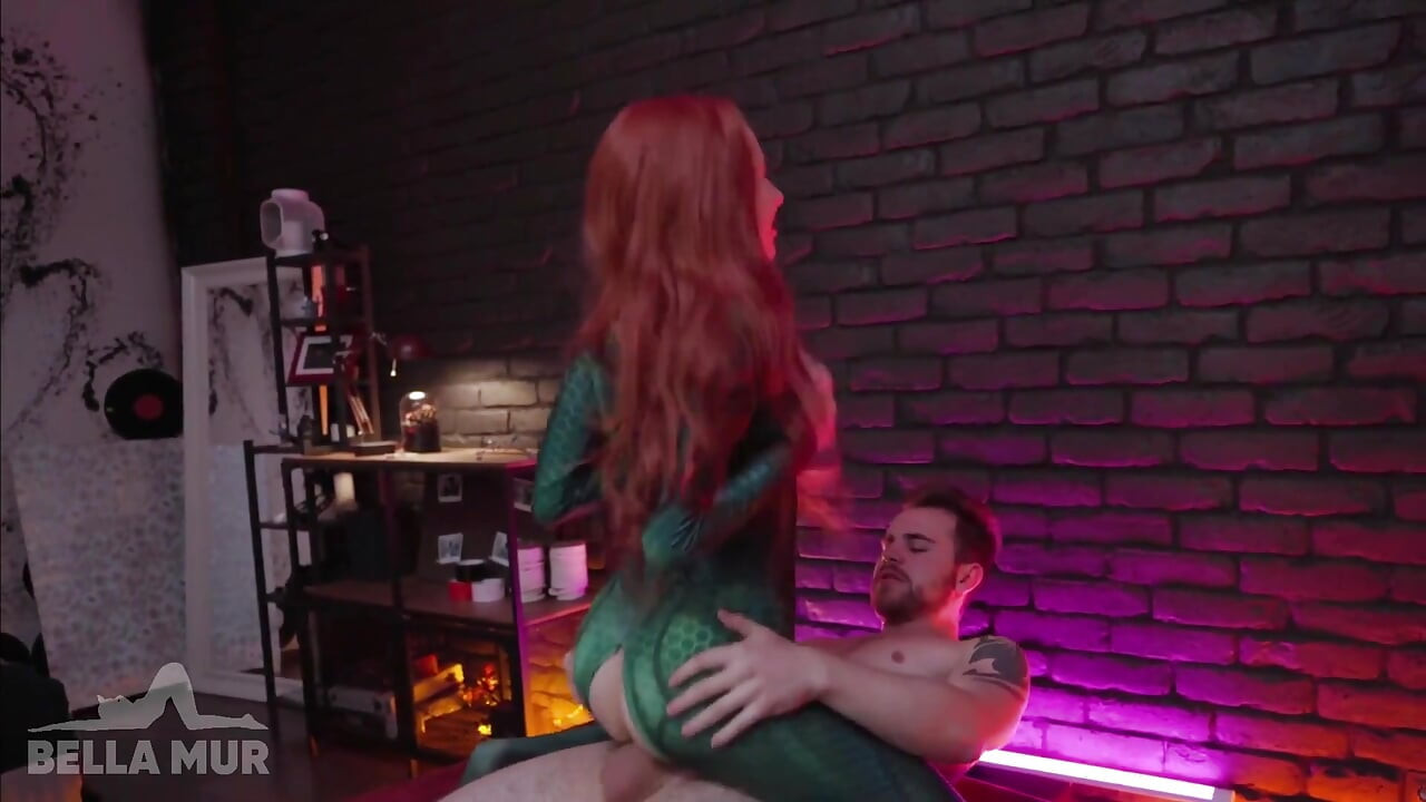 Het cosplayflicka studsar på en kuk som galen