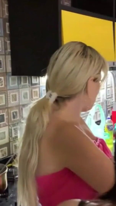 Палава прислужница хваща шефа да чука пожарникар | Клип 1