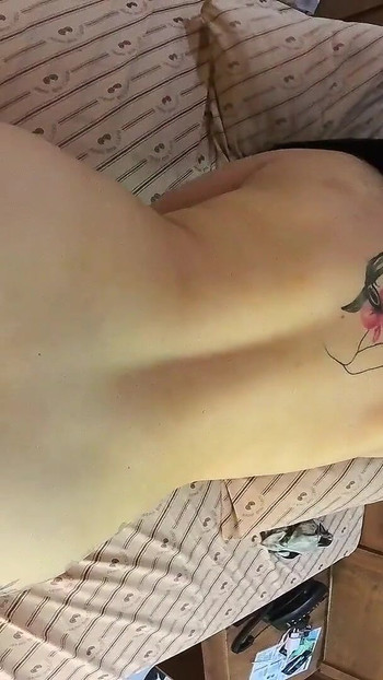 Emotivni trenutak iz "Rogonja, žena pokušava dobiti jebanje u guzicu."