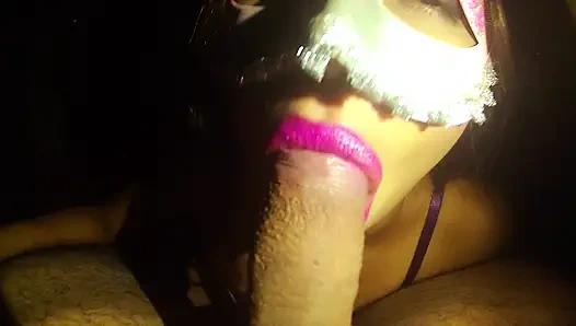 Arkadaşıma sakso çekiyor ve penisini çok fazla pembe rujla bırakıyorum ve çok fazla spermle ağzıma boşalıyor