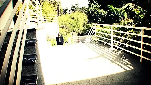 Pria yang lebih tua berasal dari tempat kerja dan menemukan remaja nakal di kolam renang untuk bercinta