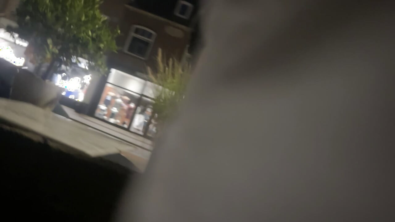 공공장소에서 자지를 꺼내고 걷기