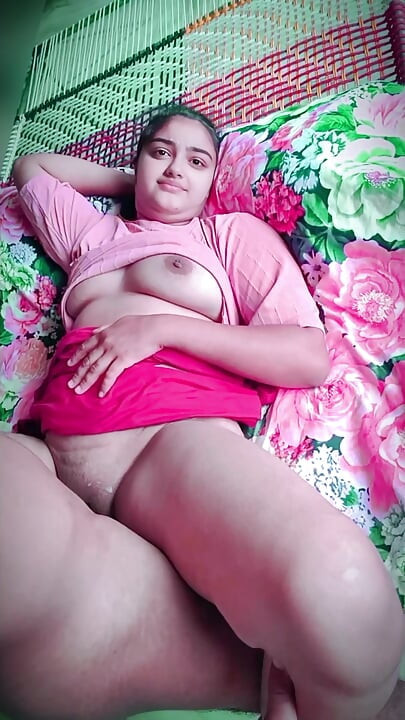 Desi ganv ki larki apni tang choot chod rahi hai, pahli baar chudaee ghar ka bana xxx vidiyo