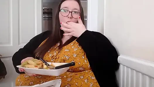 İri güzel kadın ssbbw göbek balık ve cips dolduruyor