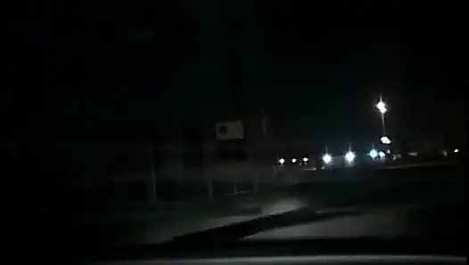 Geile schlampe nimmt es in ihre nasse möse