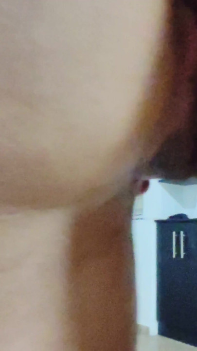 חזה גדול ומפותלת מזדיינת בבית | קליפ 1