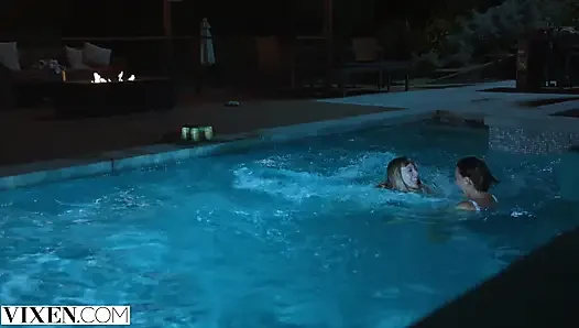 VIXEN - Janice Griffith und ivy wolfe schleichen sich für nächtlichen pool-spaß in den garten