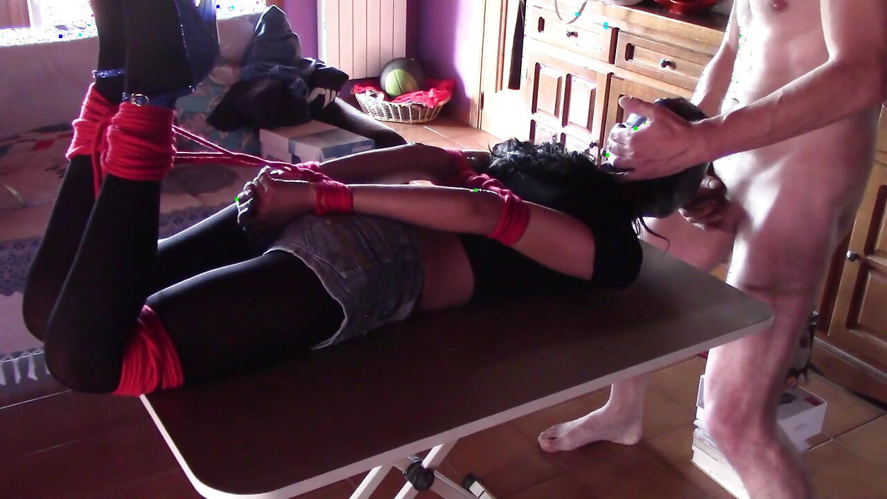 17 minuten vastgebonden extreme pijpbeurt en diep in keel op hoge hakken en panty