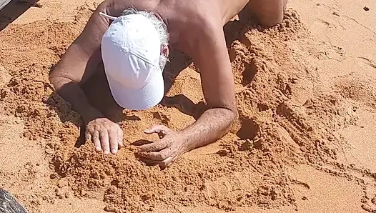 Ladysilva plajda külotla ateşli götünü bronzlaşıyor
