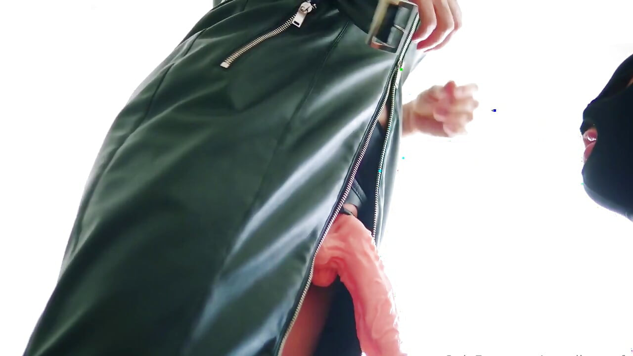 นายหญิงนักจิตวิทยากางเกงในควยปลอมและทําให้คนไข้อับอาย