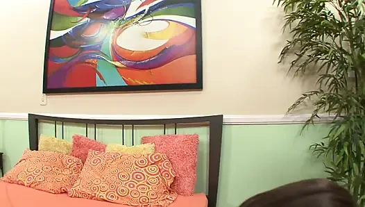 Sexy schätzchen lutscht großen und harten schwanz