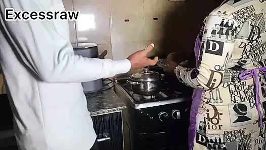Adik tiri menggoda saya lagi saya perlu mengongkeknya di dapur kali ini