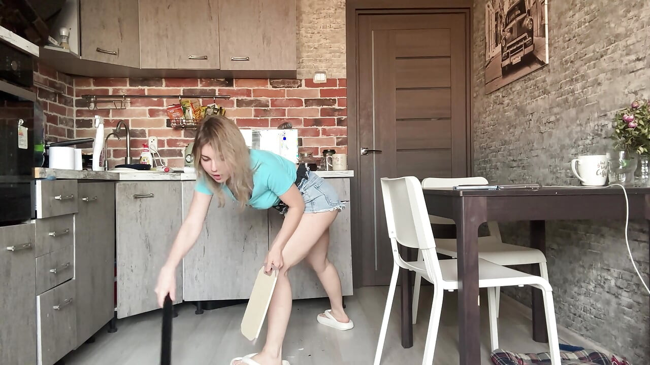 참지 못하고 반바지를 젖히는 청소부