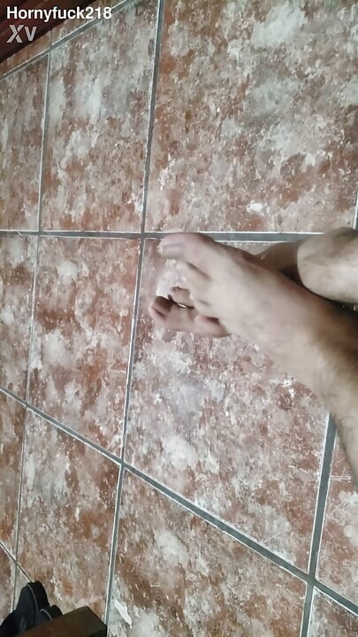 Enseñando mi enorme culote y verga