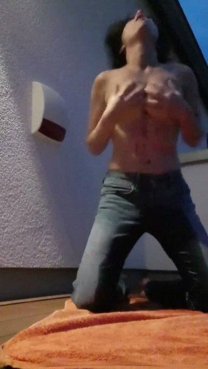 Milf squirts jeans wett | Clip 1