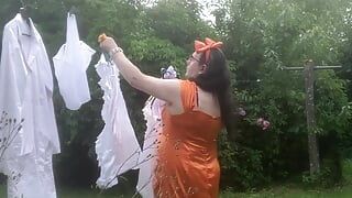 En vestido naranja con recogida de ropa
