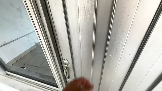 POV-selbstgedrehte nachbarin wird hart gefickt um ihren geilen nachbarn, endet am ende mit all dem sperma in ihrer muschi