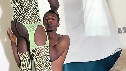 Eşcinsel sürtük file içinde sikiliyor