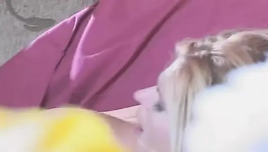 Blondes schätzchen tropfnass von intensivem fingern und lecken