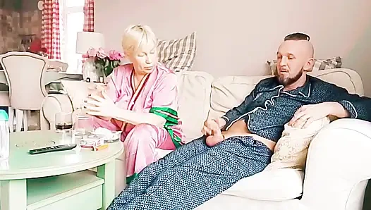 Tabu-Sex, Stiefmutter schaut Filme, und ich nehme ihren Mund