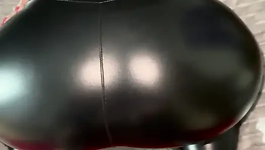 Yaramaz öğrenci kız profesörü emiyor ve deri pantolonuna boşalması için yalvarıyor