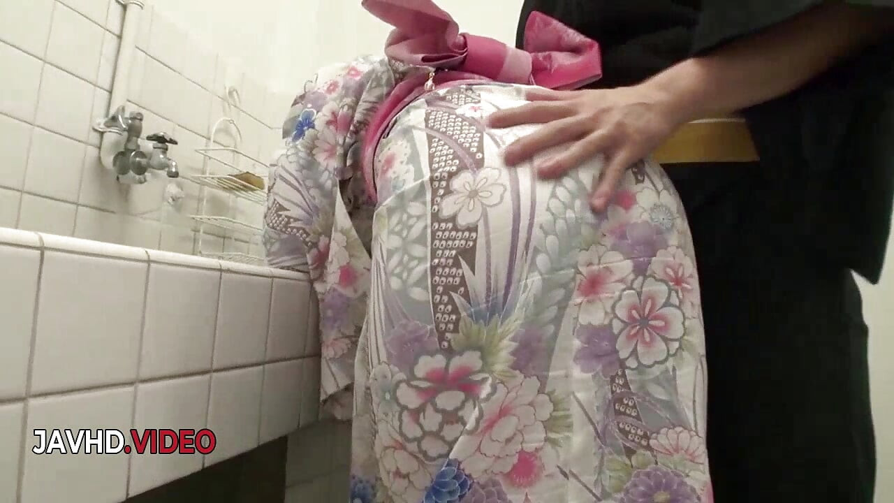 O boquete asiático sensual de Yumi Maeda leva a uma foda dura