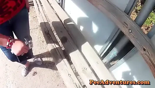 Natursekt auf die bank in einem busbahnhof