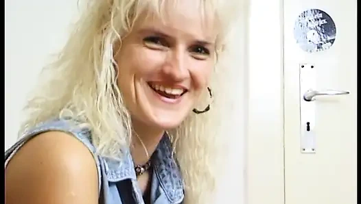 Немецкая милфа-блондинка в соло-действии