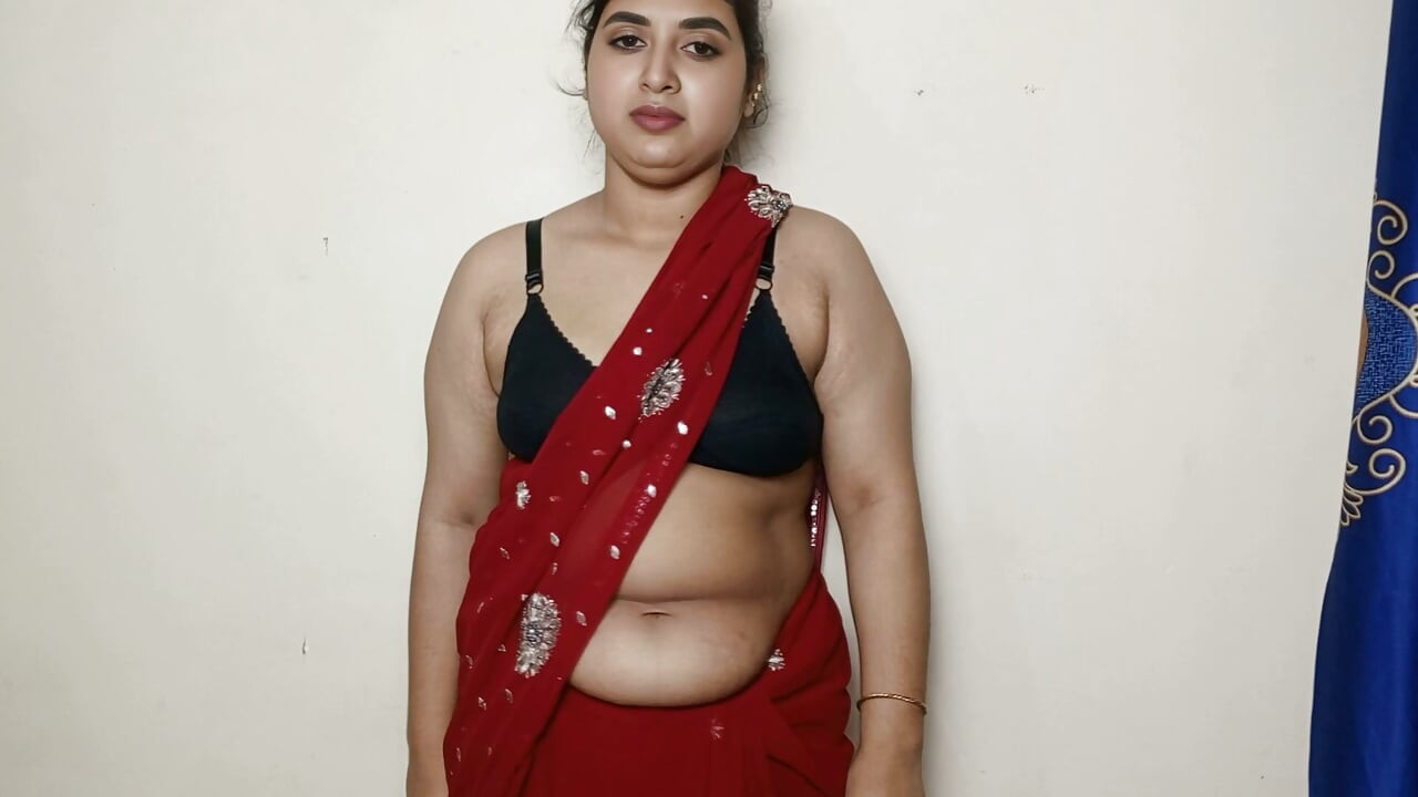 Garota linda de sári vermelho com peitos grandes sendo apertados - Vídeo quente indiano desi