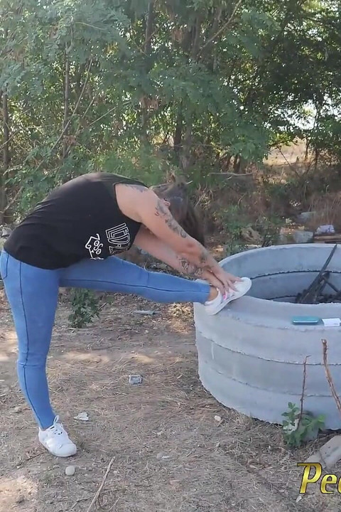 Pipi in her jeans while doing her fitness