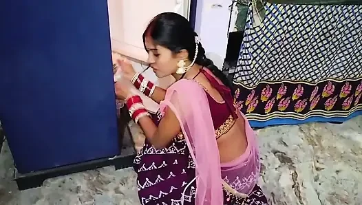 Zuzusehen, wie indische stiefmutter ein heißes bad nimmt, lässt ihren stiefsohn verrückt werden, sie zu ficken