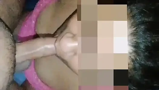 Она выглядит такой сексуальной, пока сосет мой член