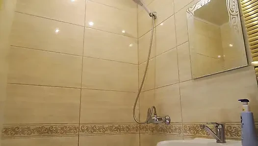 Duş Alacağım Ve Sen Izliyorsun