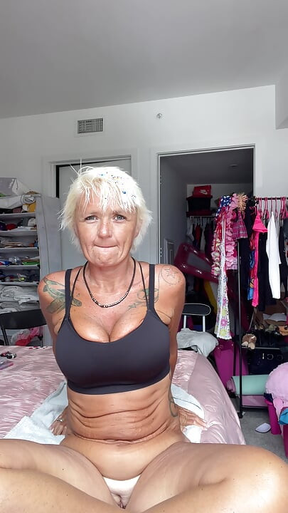 Гледна точка: MILF мастурбира