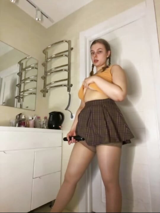 Bujna dziewczyna Jusielussie hardcore rucha się w łazience